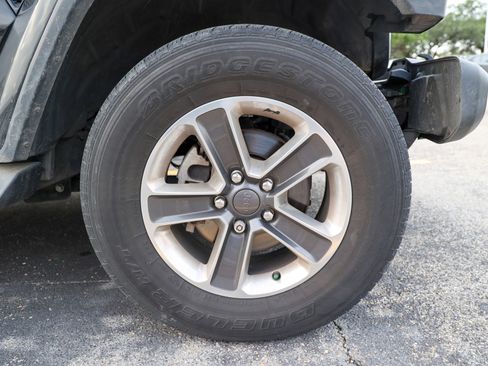 Used 2019 Jeep Wrangler Unlimited Sahara AWD/4WD image 14