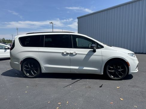 Used 2025 Chrysler Pacifica Limited FWD image 4