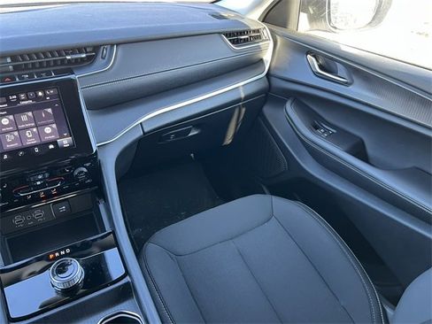 Used 2023 Jeep Grand Cherokee Laredo w/ Luxury Tech Group I image 33