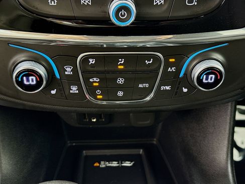 Used 2023 Chevrolet Traverse LT FWD image 17