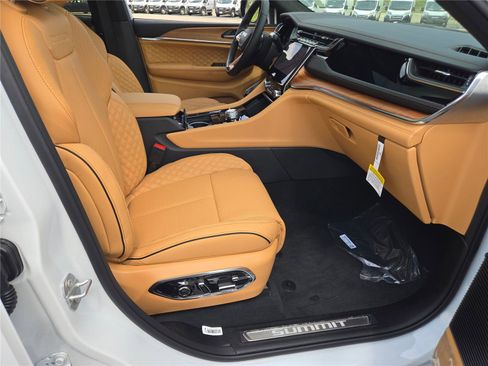 New 2025 Jeep Grand Cherokee Summit image 8