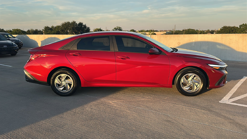 Used 2024 Hyundai Elantra SE FWD image 13
