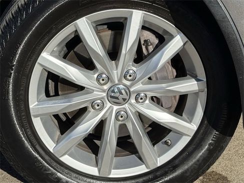 Used 2015 Volkswagen Touareg Sport image 8