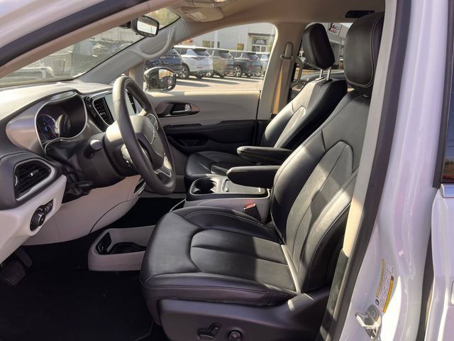 Used 2024 Chrysler Pacifica Limited FWD image 14