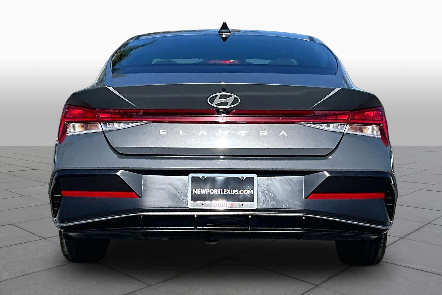 Used 2024 Hyundai Elantra SEL w/ Convenience Package FWD image 4