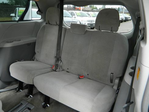 Used 2013 Toyota Sienna LE FWD image 15