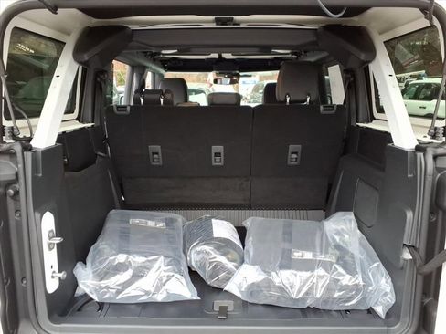 New 2025 Ford Bronco Badlands image 9