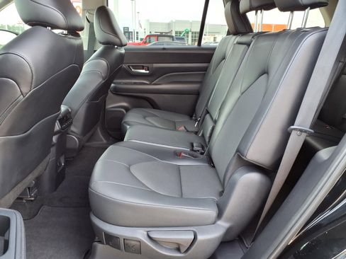 Used 2024 Toyota Grand Highlander XLE AWD/4WD image 17