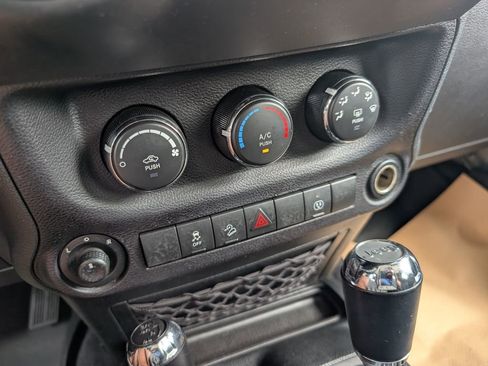 Used 2018 Jeep Wrangler Unlimited Sahara w/ Connectivity Group image 23