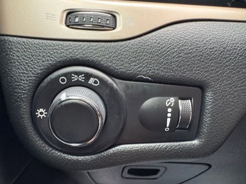 Used 2014 Jeep Cherokee Sport image 22