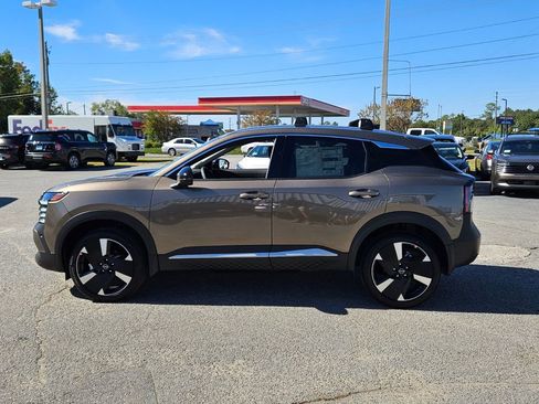 New 2026 Nissan Kicks SR image 2