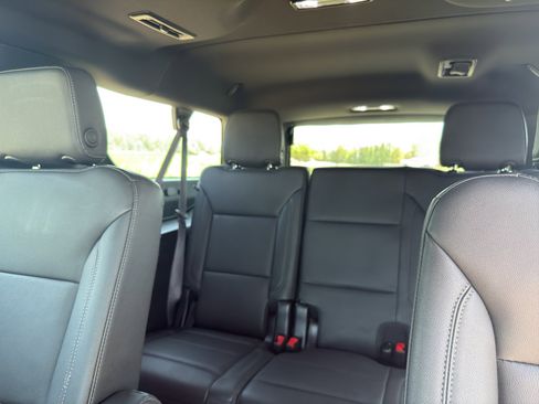 Used 2023 Chevrolet Suburban Z71 w/ Luxury Package image 12
