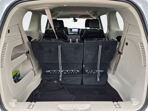 Used 2024 Chrysler Pacifica Touring-L image 6