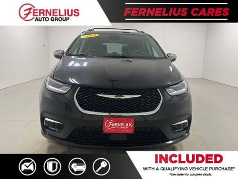 Used 2023 Chrysler Pacifica Limited FWD image 2