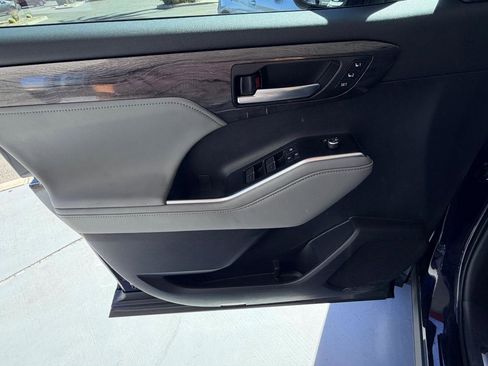 New 2026 Toyota Highlander Platinum image 14