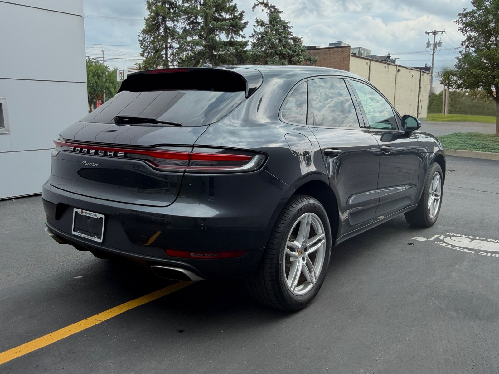Used 2020 Porsche Macan AWD/4WD image 10