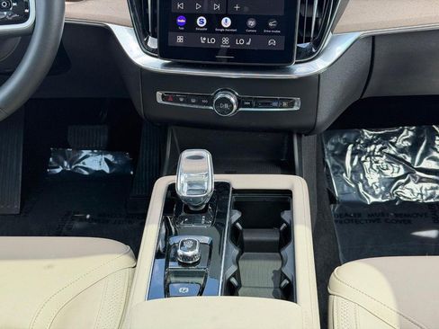 Certified 2025 Volvo XC90 B6 Plus AWD/4WD image 9