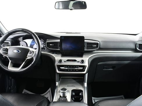 Used 2022 Ford Explorer XLT w/ Equipment Group 202A image 7