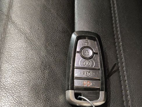 Used 2018 Ford Fusion SE FWD image 32