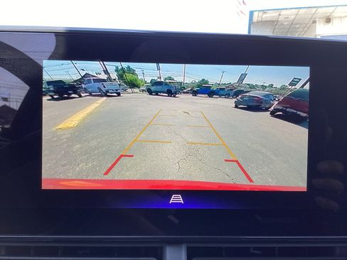 Used 2025 Chevrolet Trax LT FWD image 16