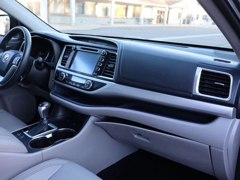 Used 2014 Toyota Highlander XLE image 17