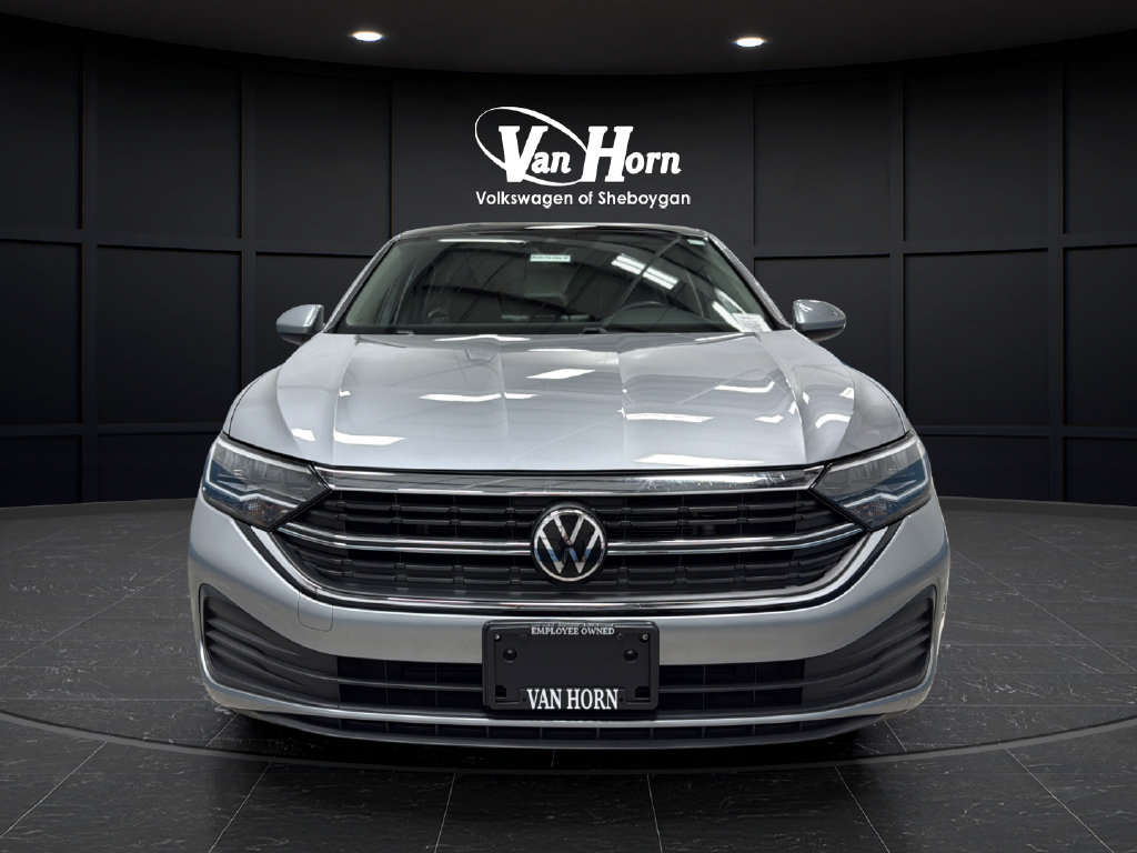 Used 2024 Volkswagen Jetta SE FWD image 2