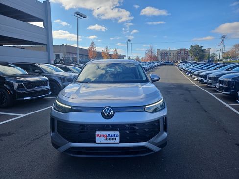 New 2025 Volkswagen Tiguan SE image 9