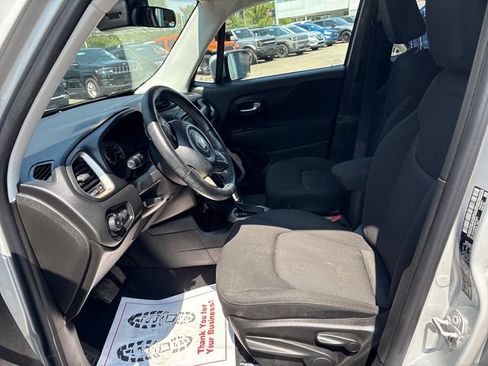 Used 2017 Jeep Renegade Latitude FWD image 8