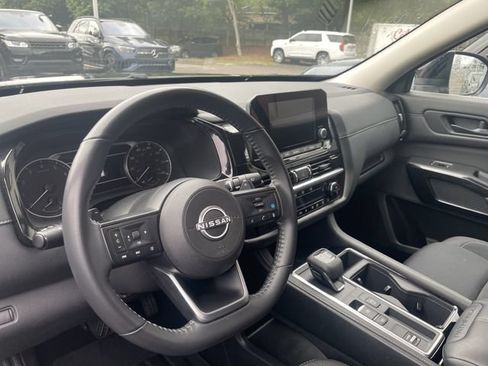 Used 2025 Nissan Pathfinder SV FWD image 8