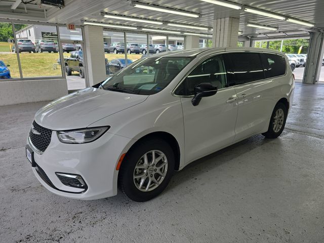Used 2024 Chrysler Pacifica Touring-L FWD image 2