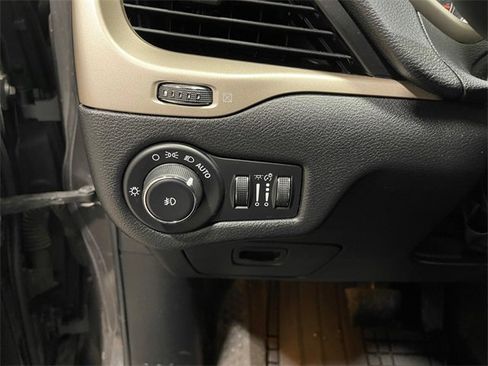 Used 2015 Jeep Cherokee Limited image 27