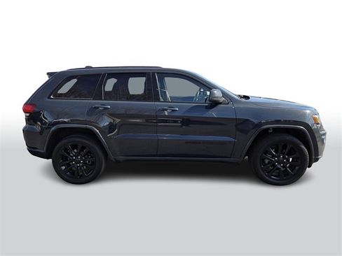 Used 2018 Jeep Grand Cherokee Altitude image 3