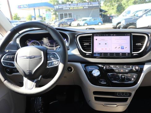 Used 2024 Chrysler Pacifica Touring-L FWD image 19