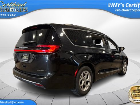 Used 2023 Chrysler Pacifica Limited FWD image 7