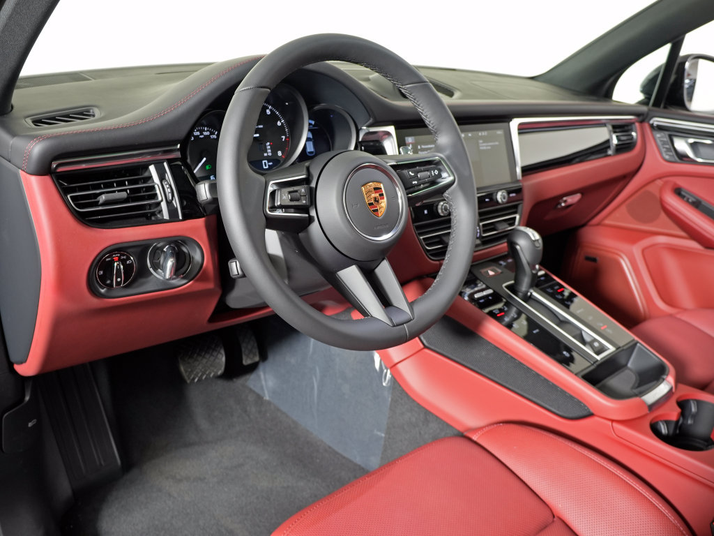 Certified 2026 Porsche Macan AWD/4WD image 4