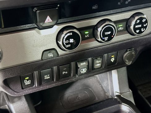 Used 2018 Toyota Tacoma TRD Sport w/ Technology Package RWD image 17