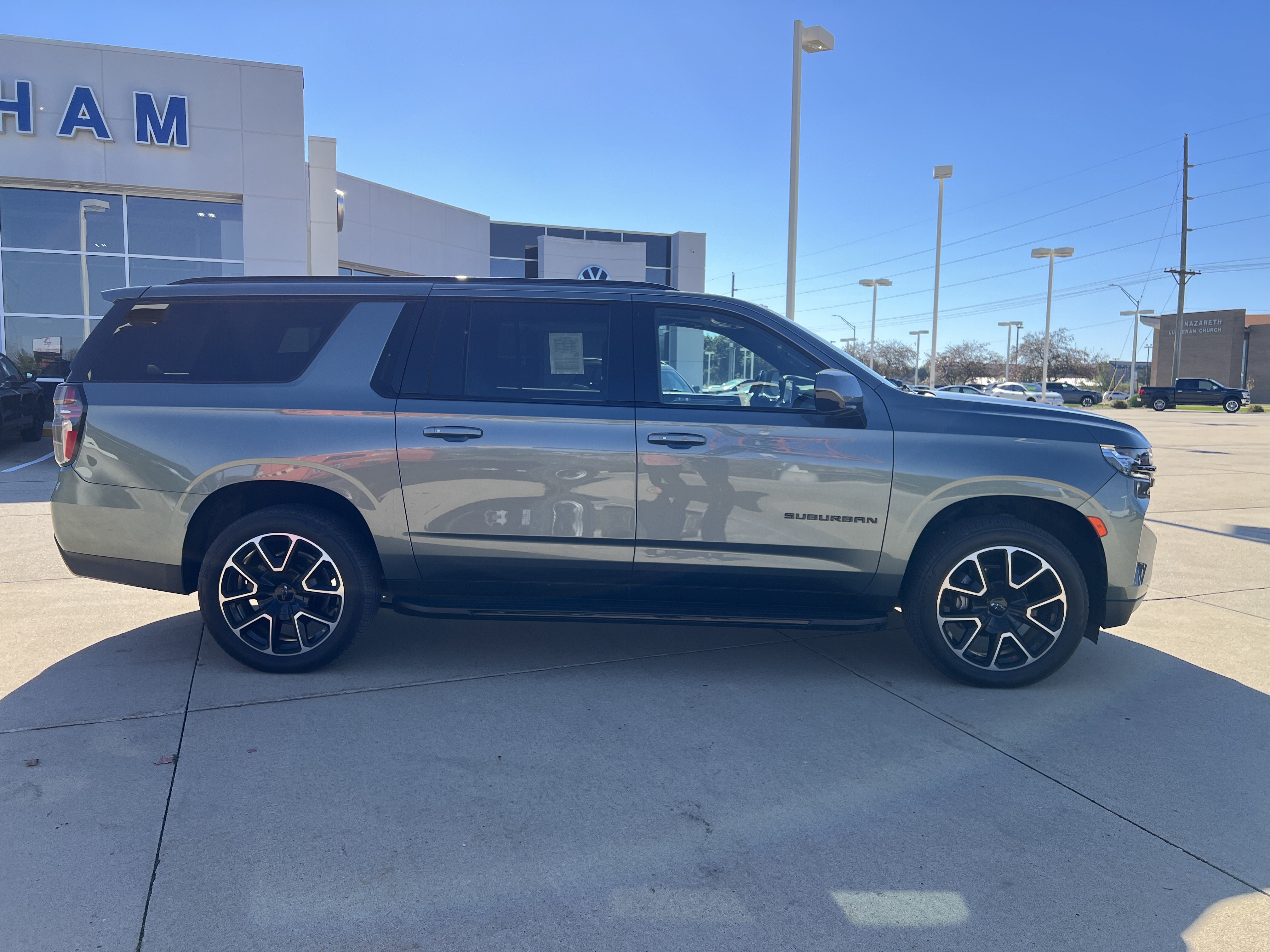 Used 2023 Chevrolet Suburban RST AWD/4WD image 3