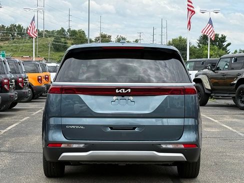 Used 2023 Kia Carnival EX FWD image 5