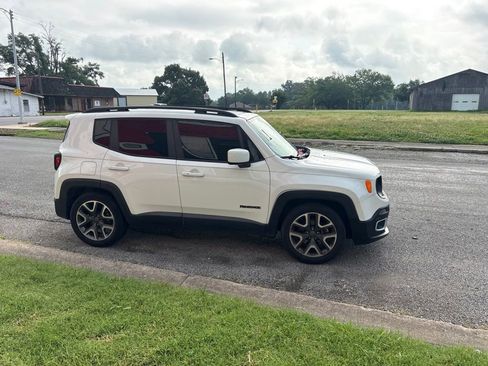 Used 2017 Jeep Renegade Latitude FWD image 8