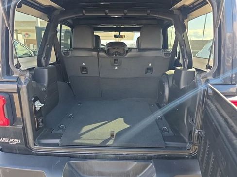 Used 2022 Jeep Wrangler Unlimited Sahara w/ LED Lighting Group image 10