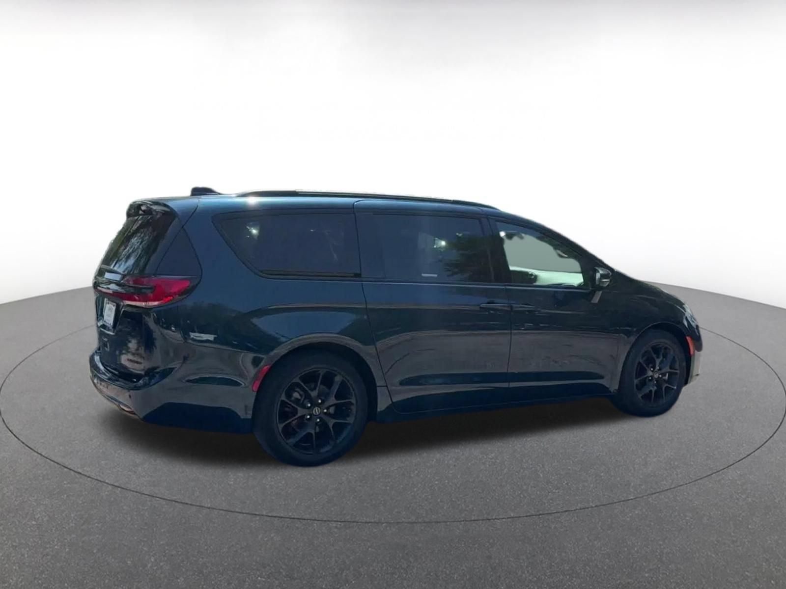 Used 2025 Chrysler Pacifica Limited FWD image 15