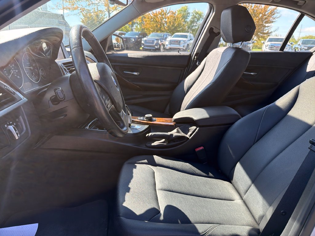 Used 2016 BMW 320i xDrive Sedan AWD/4WD image 8