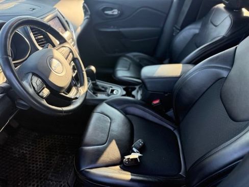 Used 2019 Jeep Cherokee Latitude Plus AWD/4WD image 7