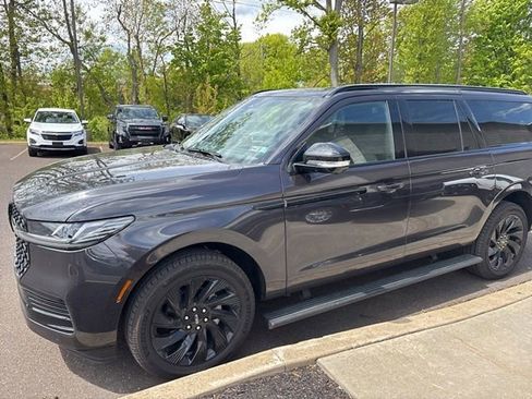 Used 2025 Lincoln Navigator L Reserve w/ Jet Appearance Package AWD/4WD image 2