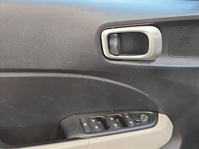 Used 2023 Hyundai Venue SEL FWD image 22