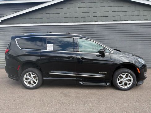 Used 2020 Chrysler Pacifica Touring-L w/ Tire & Wheel Group FWD image 10