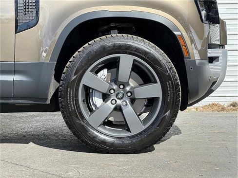 Used 2025 Land Rover Defender 90 S image 26