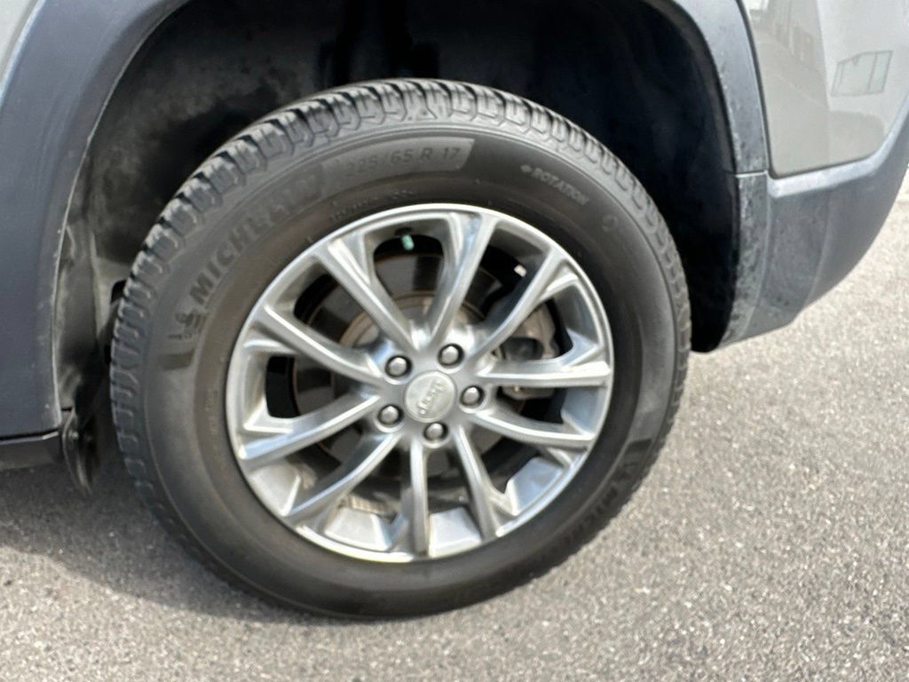 Certified 2019 Jeep Cherokee Latitude Plus AWD/4WD image 6
