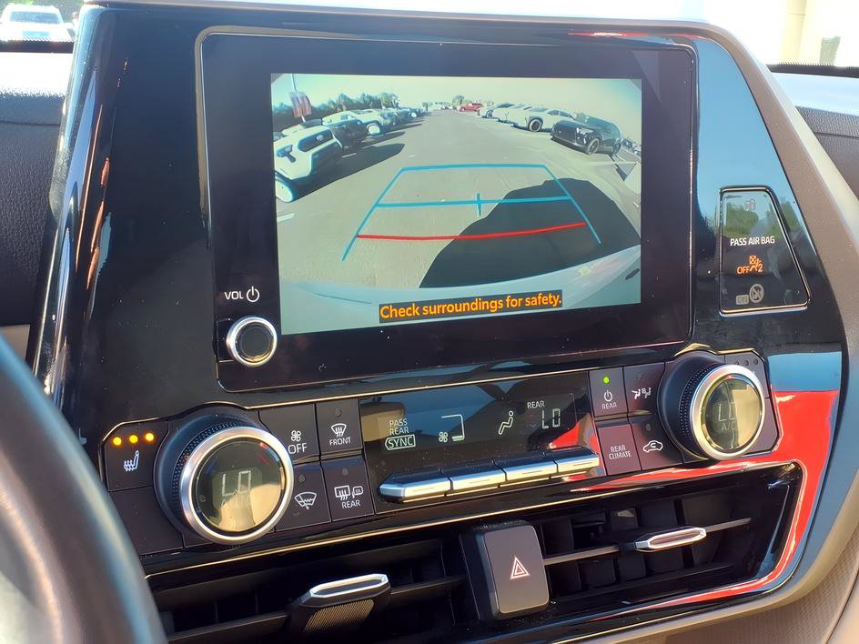 Used 2023 Toyota Highlander XLE FWD image 21