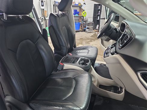 Used 2018 Chrysler Pacifica Touring-L image 10